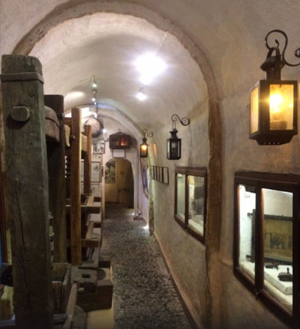 electric wall lanters at 'Koutsoyannopoulos Wine Museum'